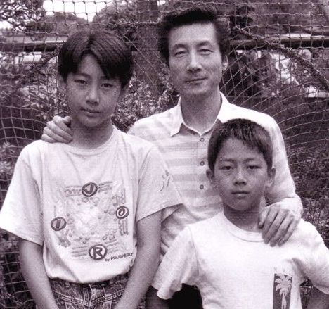 小泉孝太郎の兄弟の三男とムロツヨシとの関係は 母親は誰なの 学歴は慶応大学でどこなの あの童